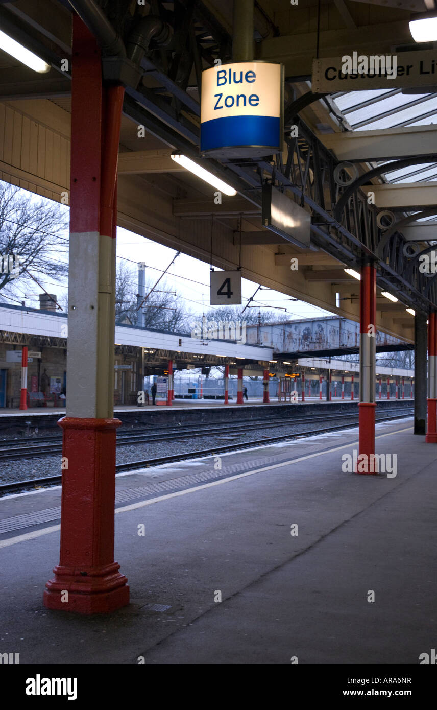 Bahnsteig mit leichten blauen zone Stockfoto