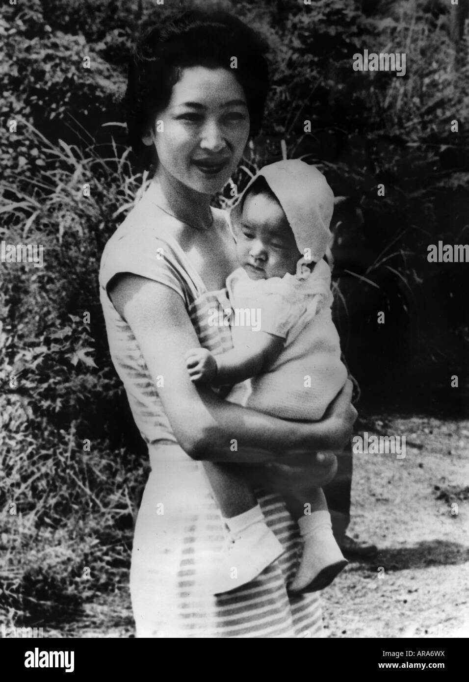 Michiko, * 20.10.1934, Kaisersteinbruch in Japan seit 1989, halbe Länge, mit ihrem Sohn Fürst Naruhito, 1960, Stockfoto