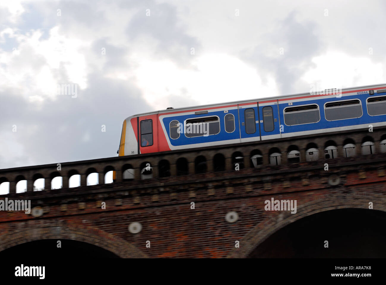 S-Bahn geht über ein Viadukt in Eynsford Kent Stockfoto