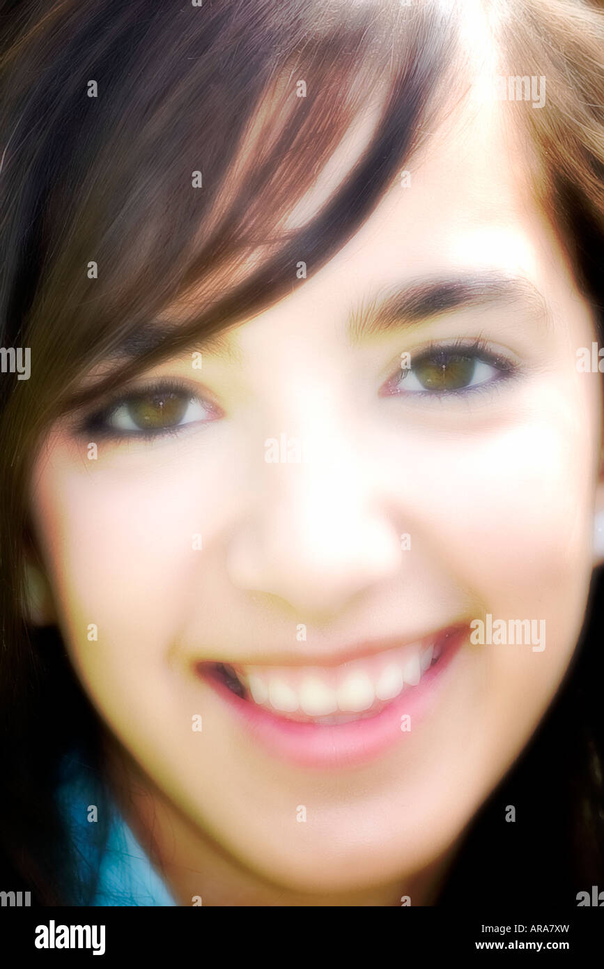 "Weichzeichner" Portrait of Smiling Teenager-Mädchen Stockfoto