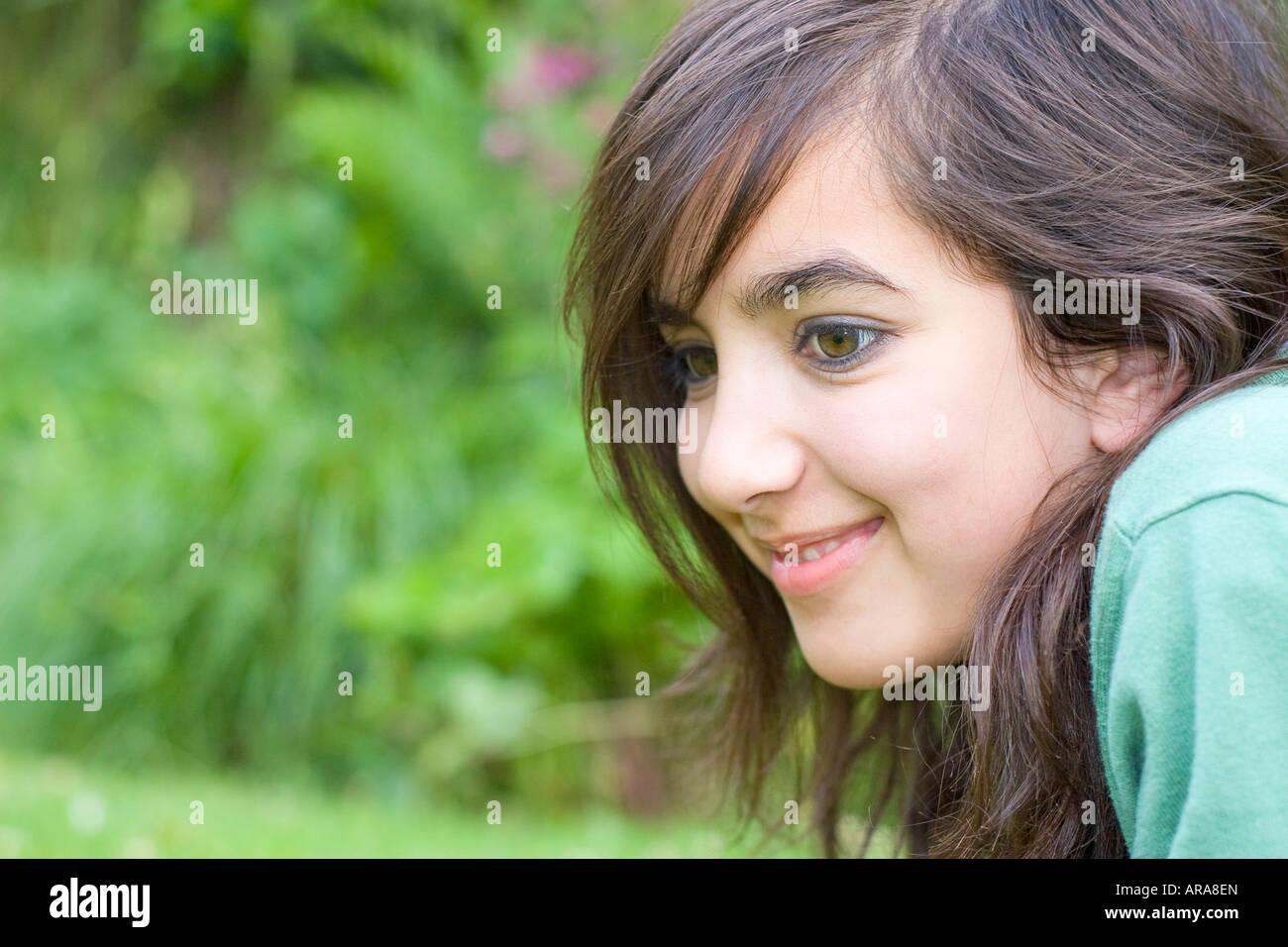 Porträt von Teenager-Mädchen im Garten Stockfoto