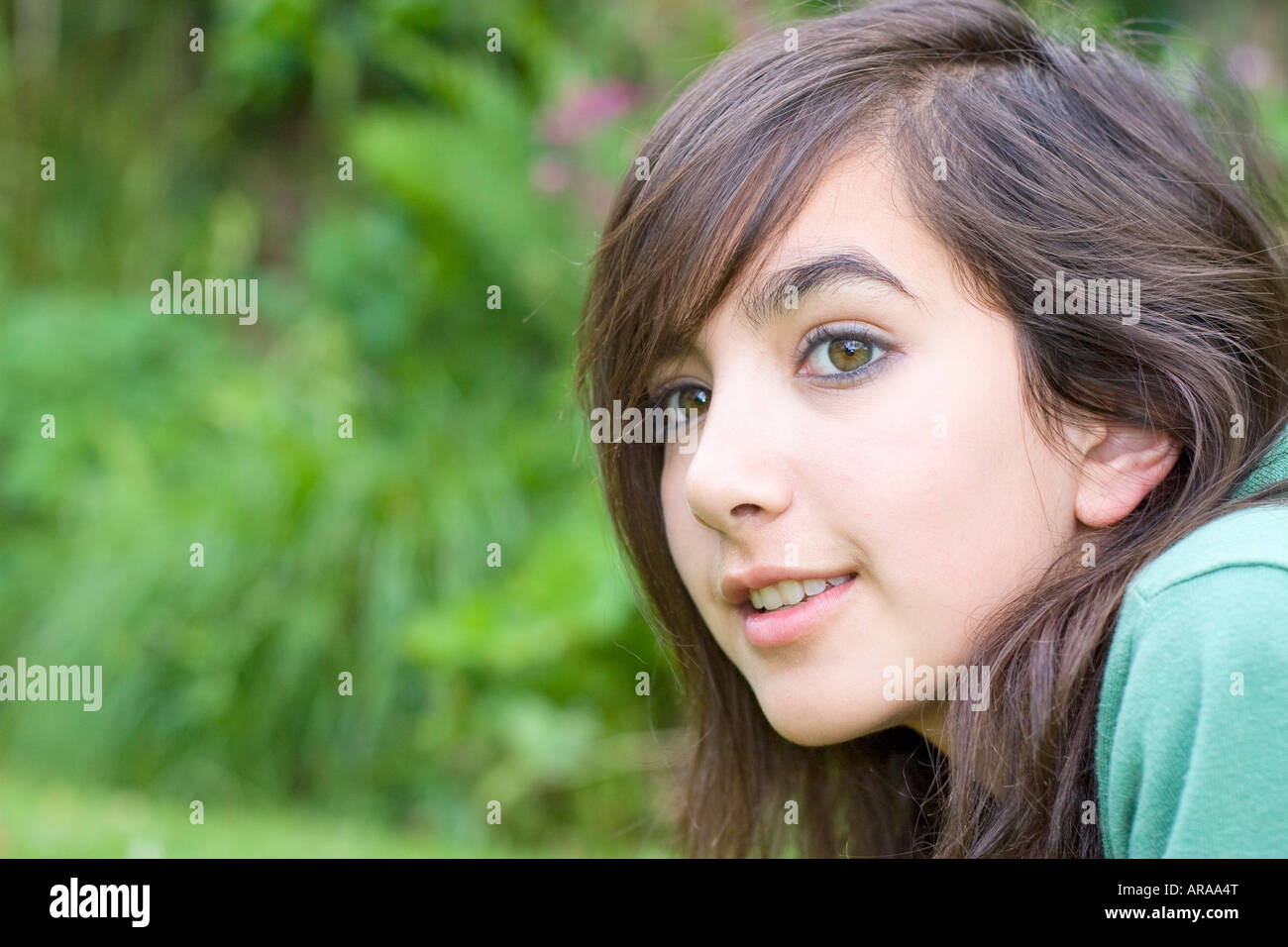 Porträt von Teenager-Mädchen im Garten Stockfoto
