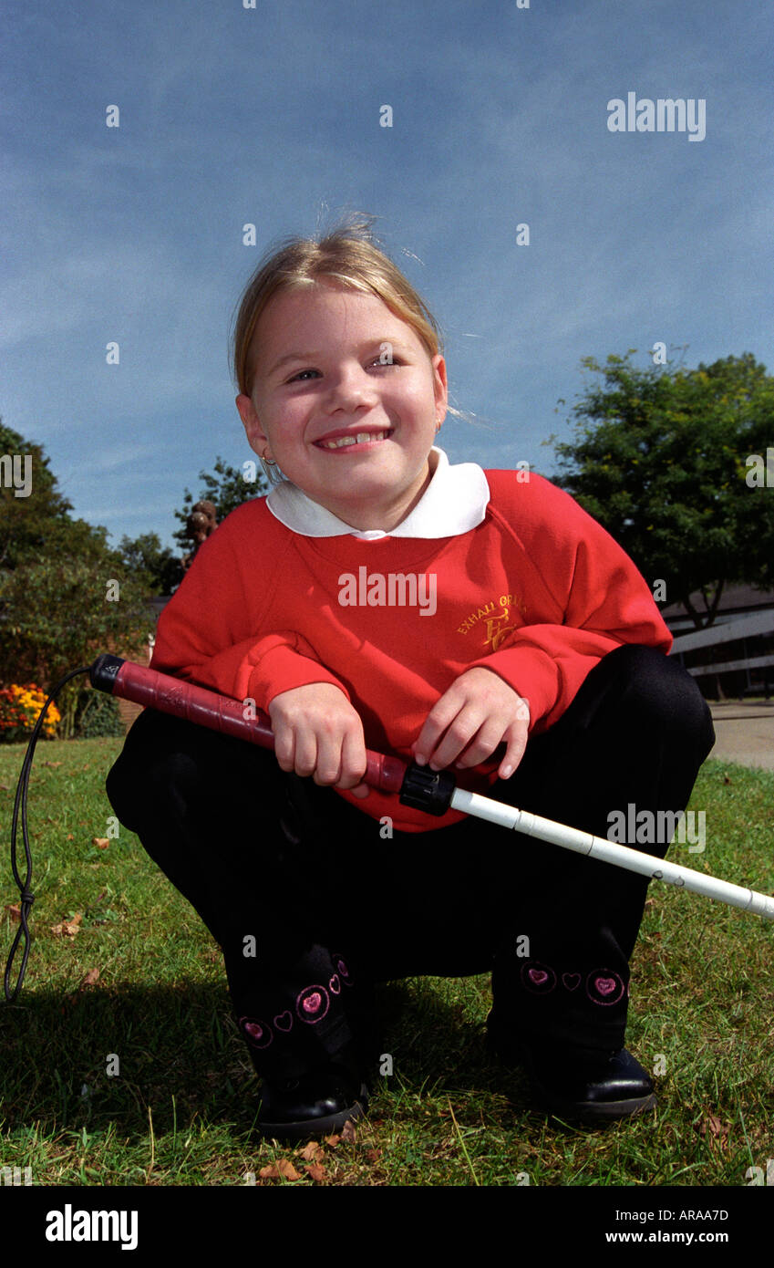 7-jähriges Schulmädchen mit Sehbehinderung, mit Gehstock an der Special School, Coventry, Midlands, Großbritannien. Stockfoto