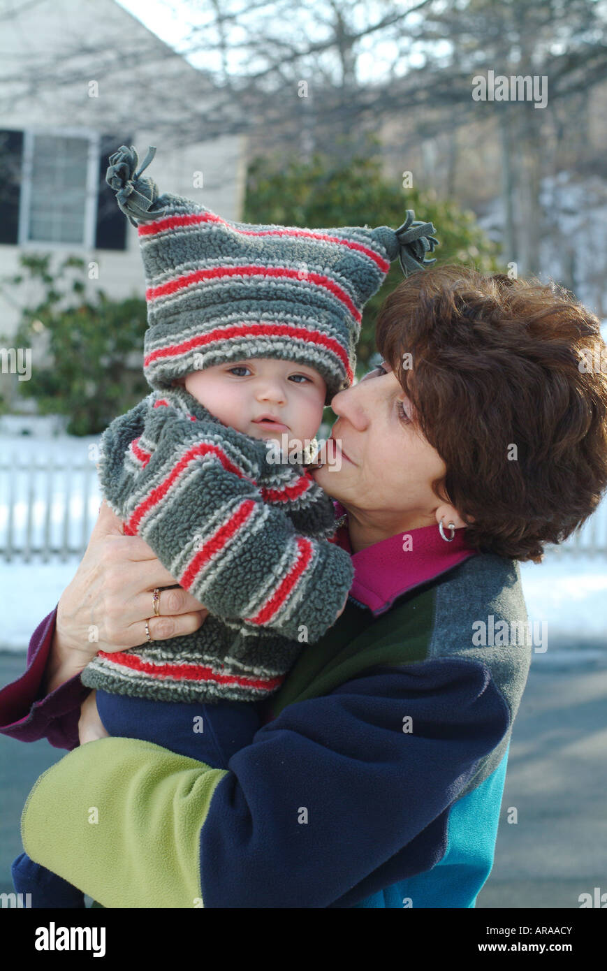 Großmutter und sechs 6 Monate alten Enkel stellen draußen im Schnee.  Melrose-Massachusetts, USA Stockfoto