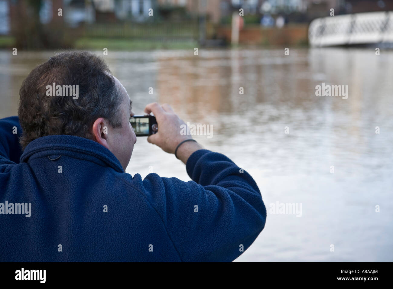 Die überfluteten Fluss Wey ist von einem vorbeifahrenden Fotografen eingefangen. Guildford, Surrey, England. Stockfoto
