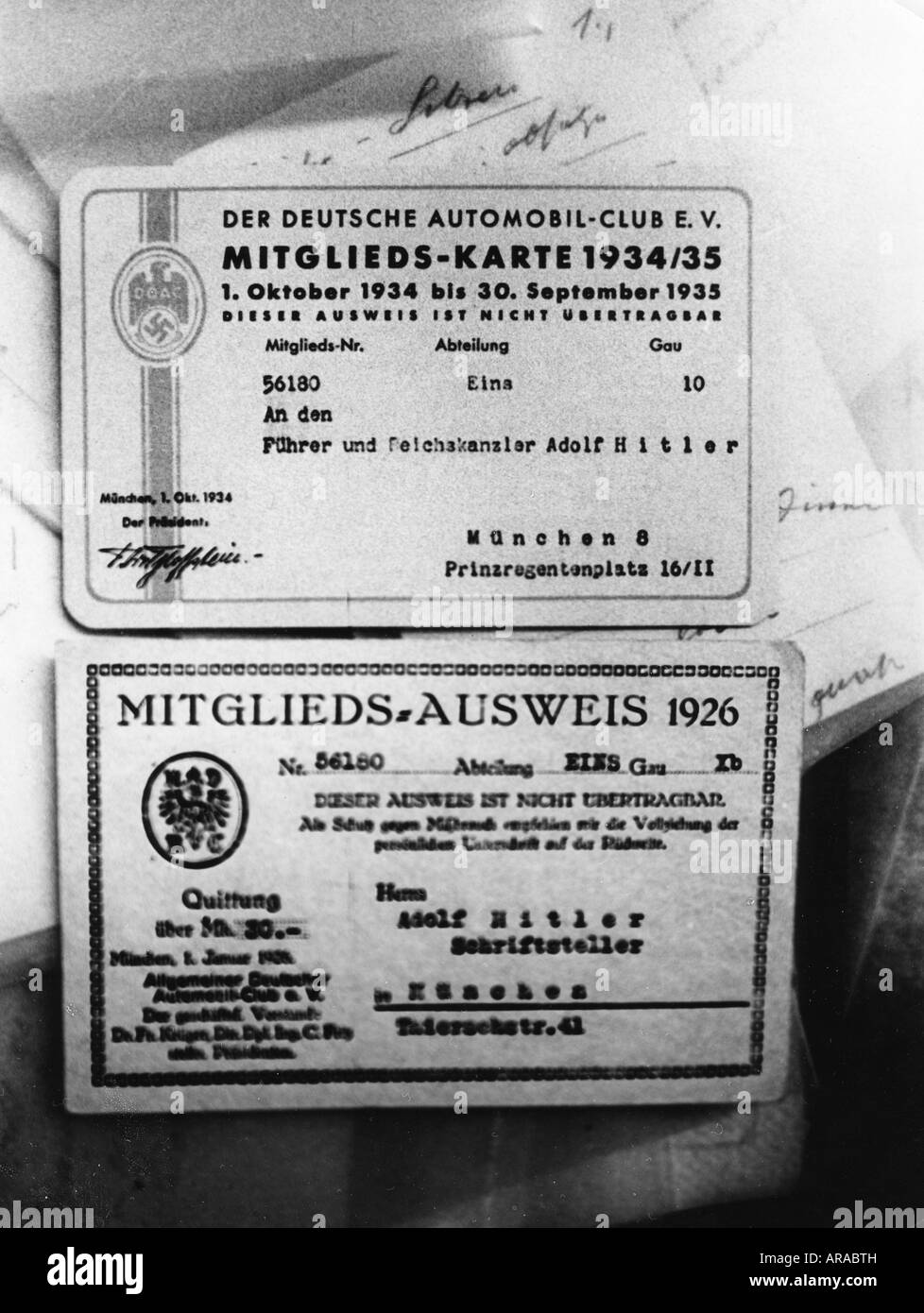 Hitler, Adolf, 20.4.1889 - 30.4.1945, deutscher Politiker (NSDAP), Mitgliedskarten des Deutschen Automobilclubs 1926 und 1934 - 1935, Stockfoto