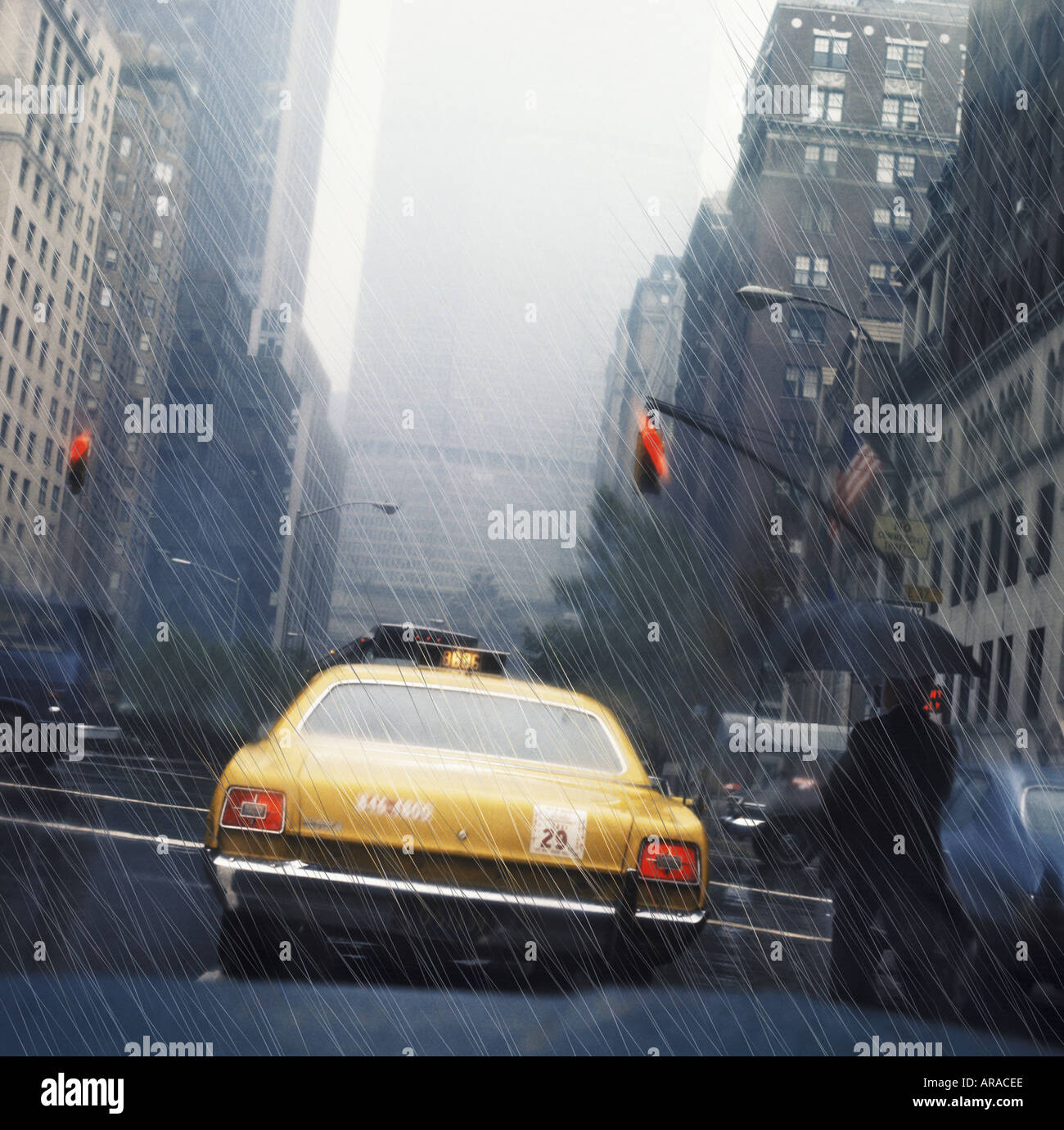 Taxi auf Park Avenue New York City im Regen USA Stockfoto