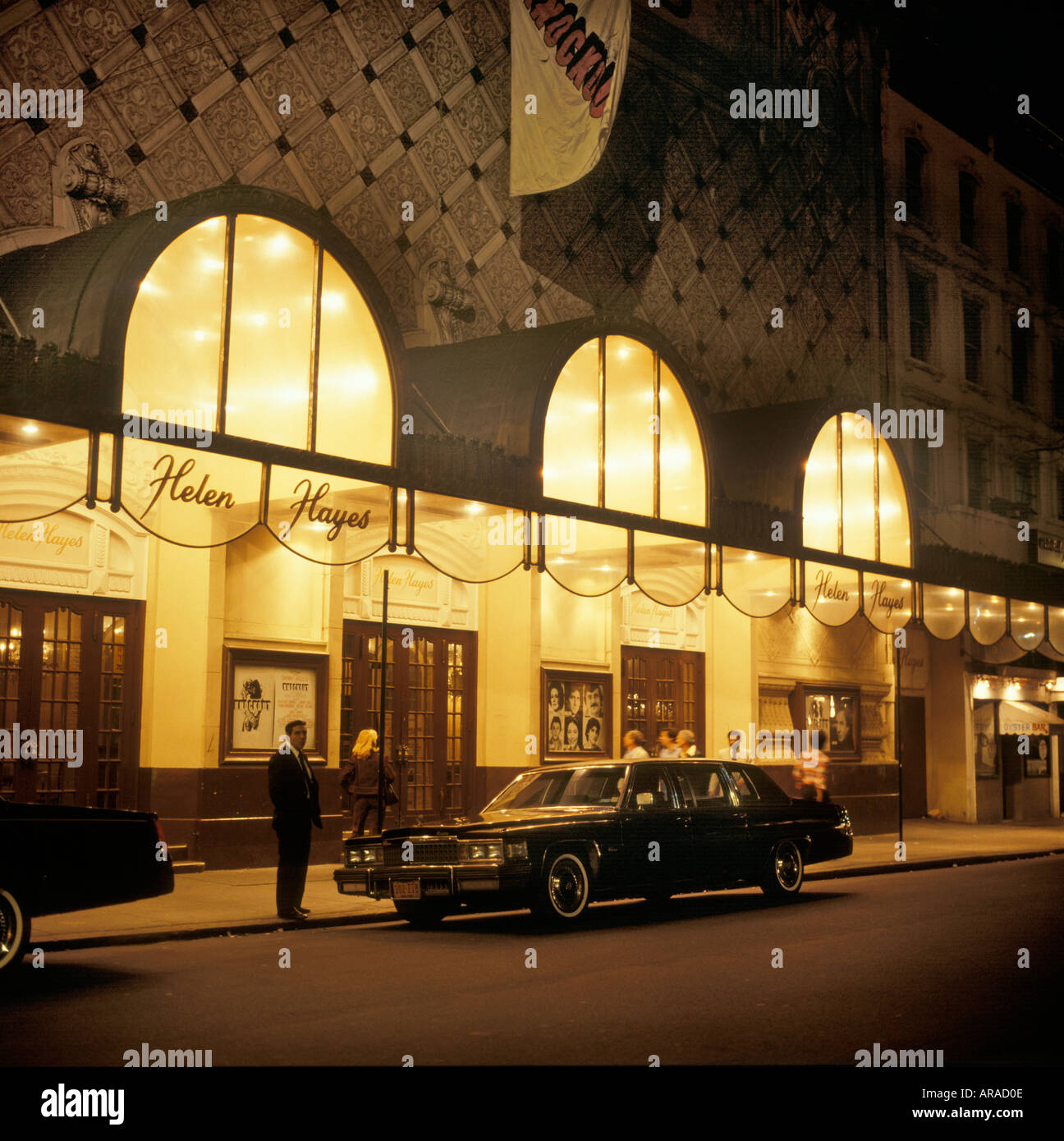 Helen Hayes Theater in New York City bei Nacht mit limousine Stockfoto