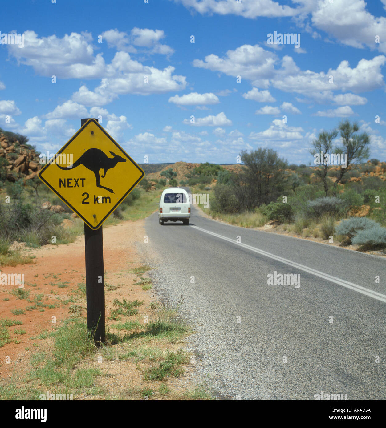 Van vorbei Känguru-Warnschild im Outback in der Nähe von Alice Springs im Northern Territory von Australien Stockfoto