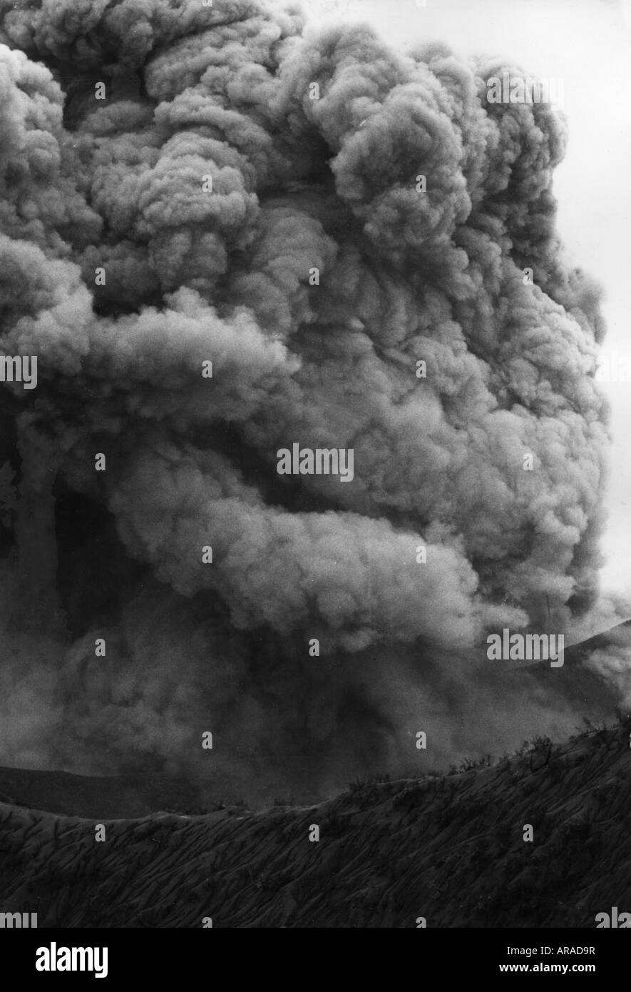 Geographie/Reise, Costa Rica, Naturkatastrophen/Katastrophe, Vulkanausbruch des Irazu-Vulkans, schwarze Wolken über dem Krater, 1963, Stockfoto