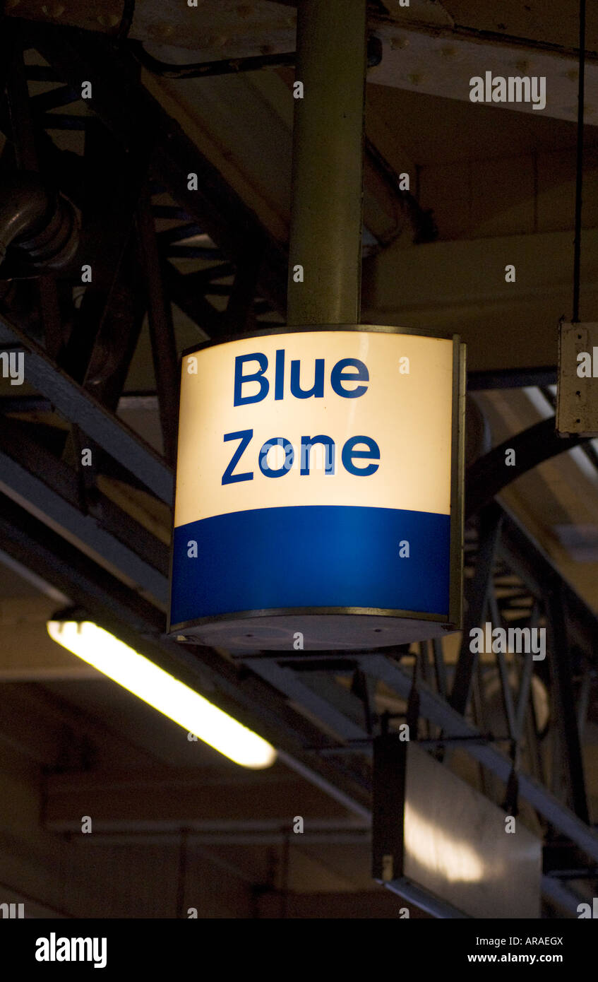 Blaues Zonenschild am Bahnhof Lancaster Stockfoto