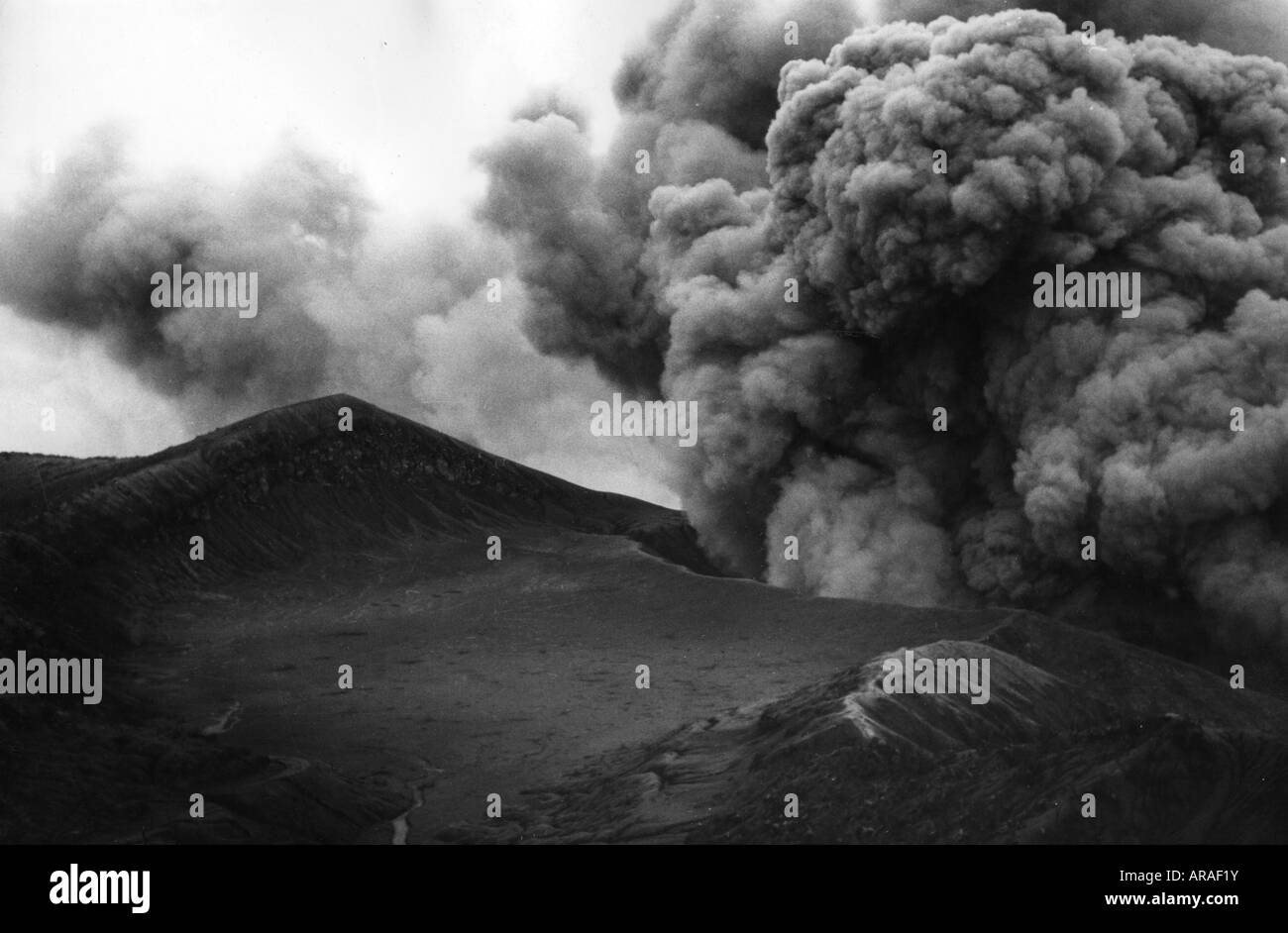 Geographie/Reise, Costa Rica, Naturkatastrophen/Katastrophe, Vulkanausbruch des Irazu-Vulkans, schwarze Wolken über dem Krater, 1963, Stockfoto