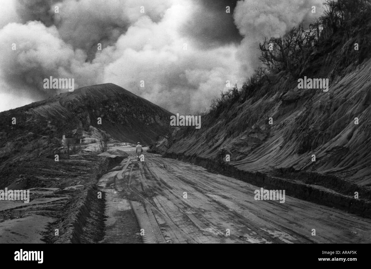 Geographie/Reise, Costa Rica, Naturkatastrophen/Katastrophe, Vulkanausbruch des Irazu-Vulkans, Pumicit auf dem Weg, 1963, Stockfoto