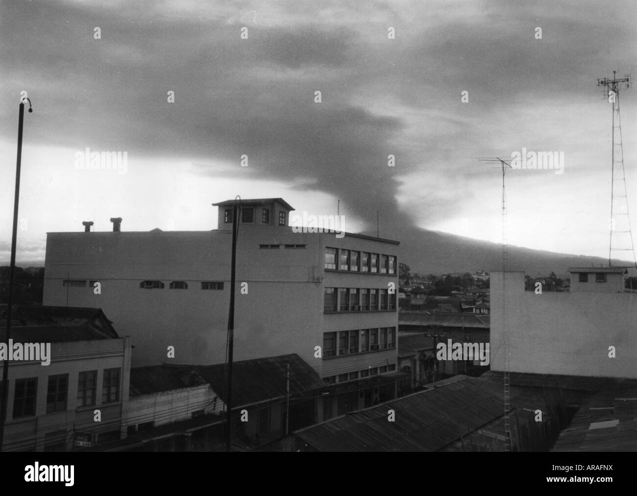 Geographie/Reise, Costa Rica, Naturkatastrophen/Katastrophe, Vulkanausbruch des Irazu-Vulkans, schwarze Wolken über San Jose, 1963, Stockfoto