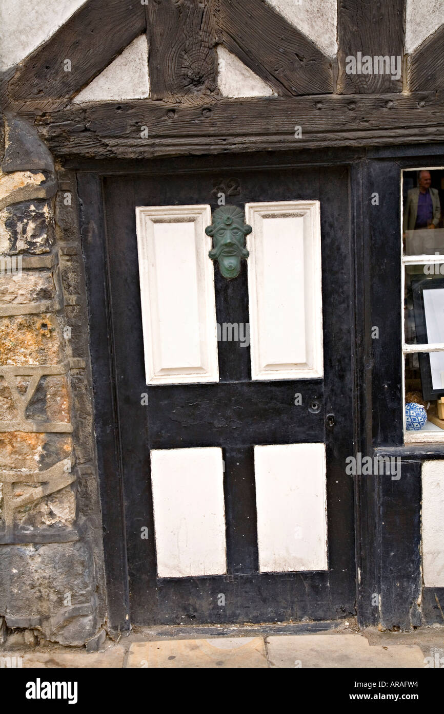 Tür am Haus den Ruf, eines der ältesten in Großbritannien gebaut c1400AD Beaumaris North Wales UK Stockfoto