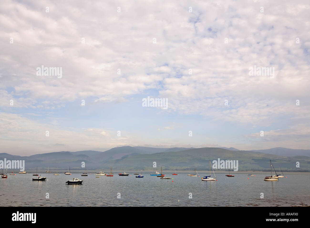 Boote in Beaumaris mit Snowdonia in der Ferne Anglesey Wales UK Stockfoto