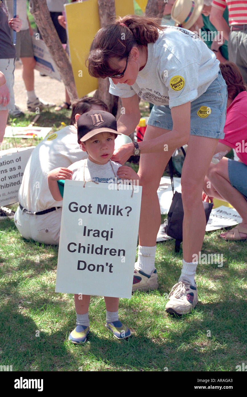 Mutter und Sohn 30 und 5 Irak Sanktionen protestiert. Im Herzen der Bestie Maifeiertag Festival Minneapolis Minnesota MN USA Stockfoto