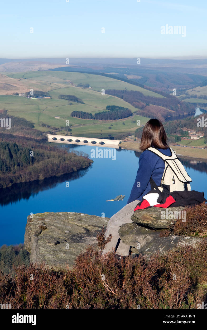 Weibliche Walker saß auf Bamford Rand in Derbyshire "Great Britain" Stockfoto