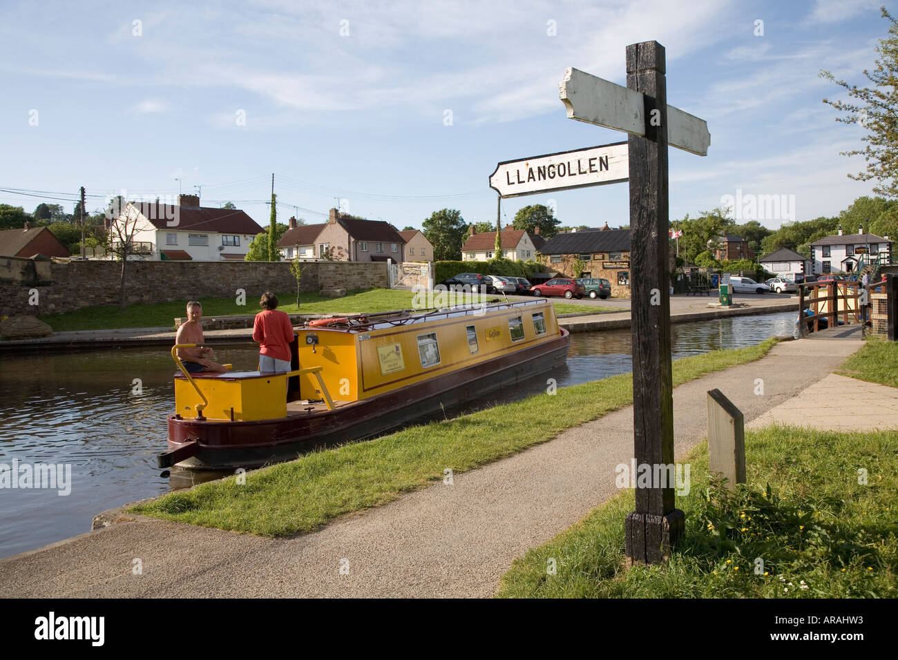 Wegweiser nach Llangollen und schmalen Boot am Trevor Becken Llangollen Kanal Pontcysyllte Wales UK Stockfoto