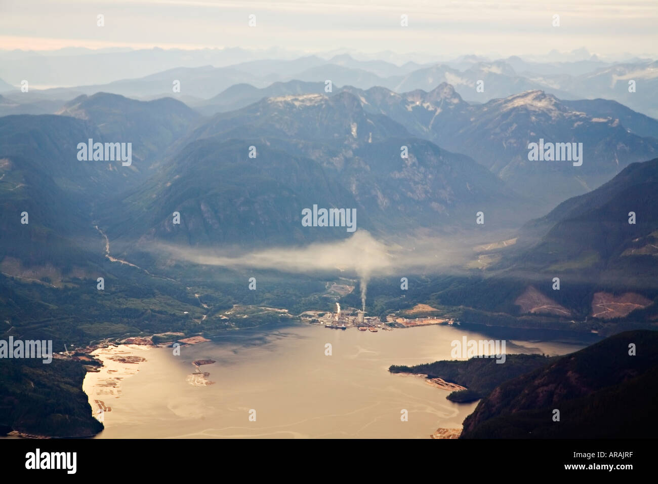 Luftaufnahme der Holzfirma auf Bucht mit Rauch produzieren eine Verschmutzung Inversionsschicht British Columbia Kanada Stockfoto