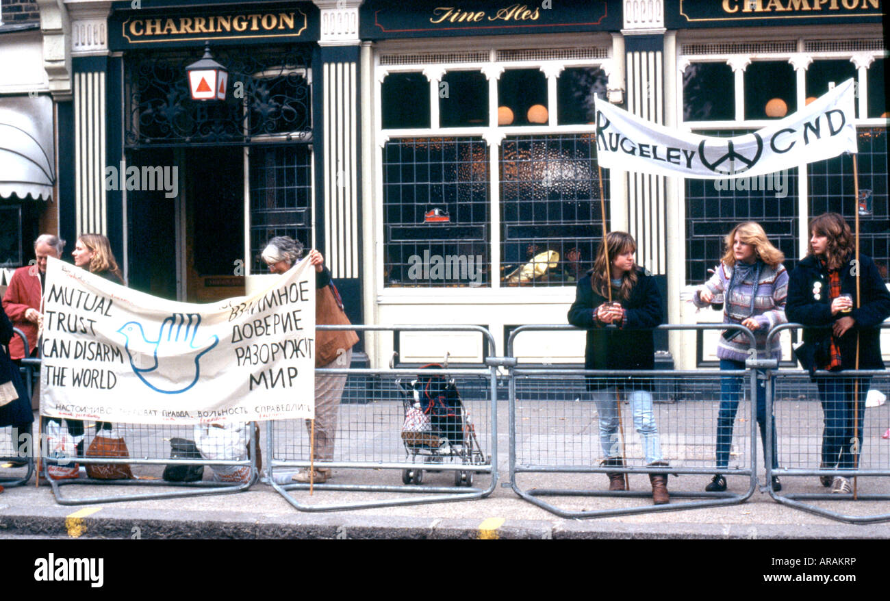 CND Demonstranten vor Pub London der 1980er Jahre Stockfoto