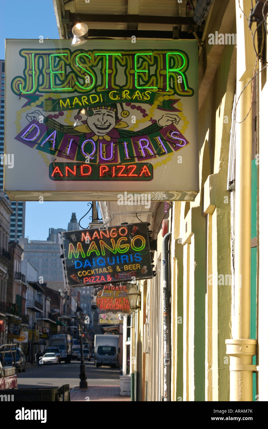 Straßenszene in der Bourbon Street im French Quarter in New Orleans Louisiana USA Stockfoto