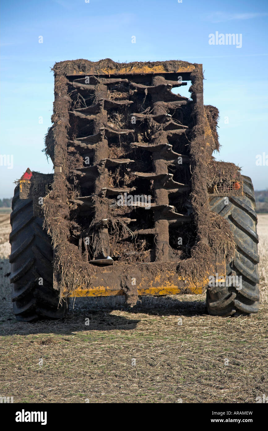 Ein vintage Fordson Traktor abschleppen eines Miststreuer Stockfotografie -  Alamy