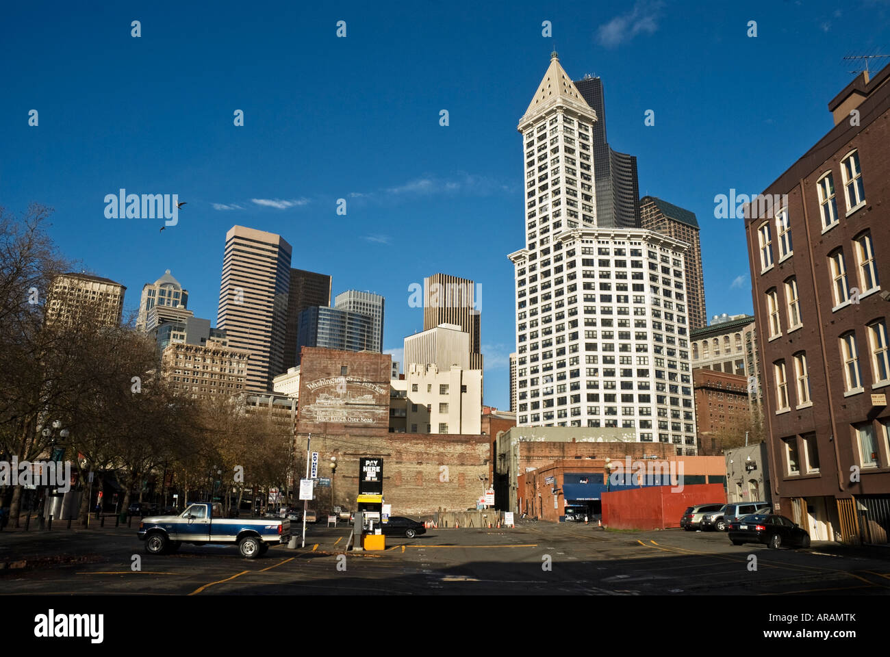 Stadtbild der Innenstadt von Seattle Washington mit Smith Tower drohend über der Szene Stockfoto