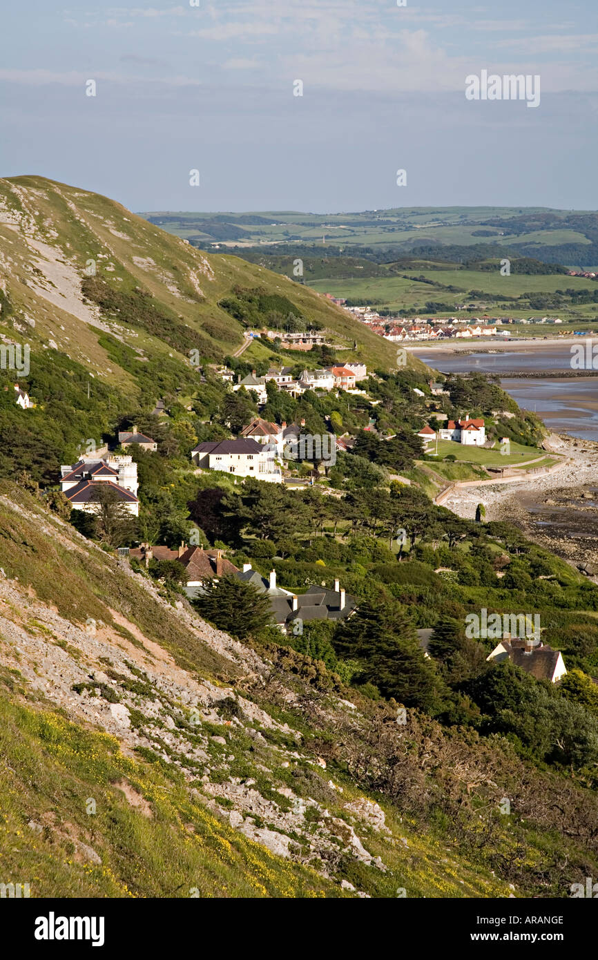 Erodierte Hänge oberhalb der Häuser an der Südseite des Great Orme North Wales UK Stockfoto