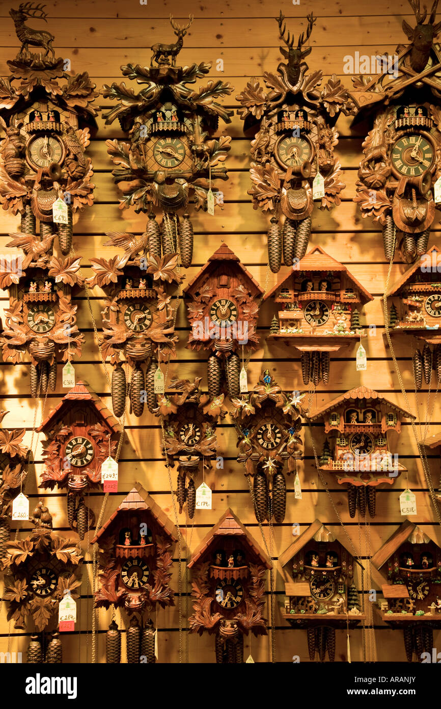 KUCKUCK UHREN ZUM VERKAUF TITISEE SCHWARZWALD DEUTSCHLAND Stockfoto