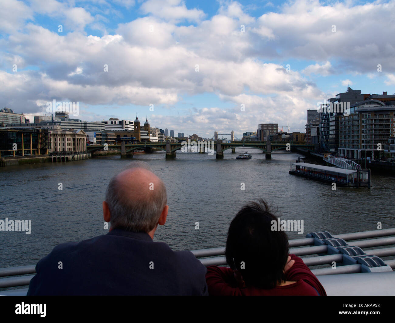 Mittleren gealterten paar genießen den Blick über die Themse von der Millennium bridge London UK Citytrip Reise Tourismus Stockfoto