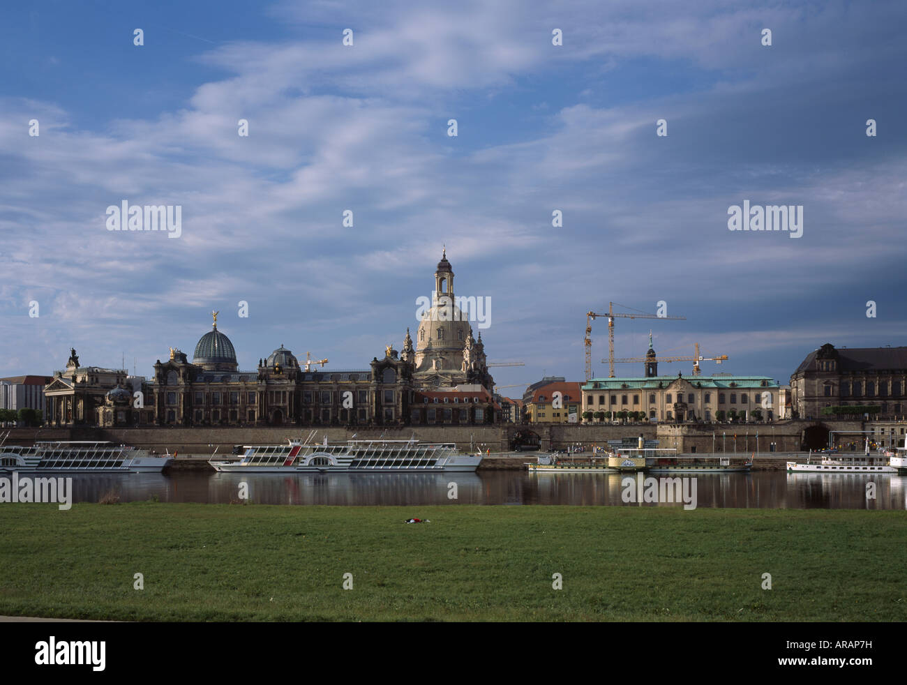 Dresden, Altstadt, Blick Über Die Elbe Auf Frauenkirche Und Brühlsche Terrasse Stockfoto