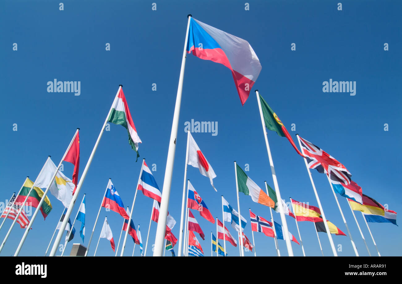 Internationale Fahnen vor blauem Himmel Stockfoto