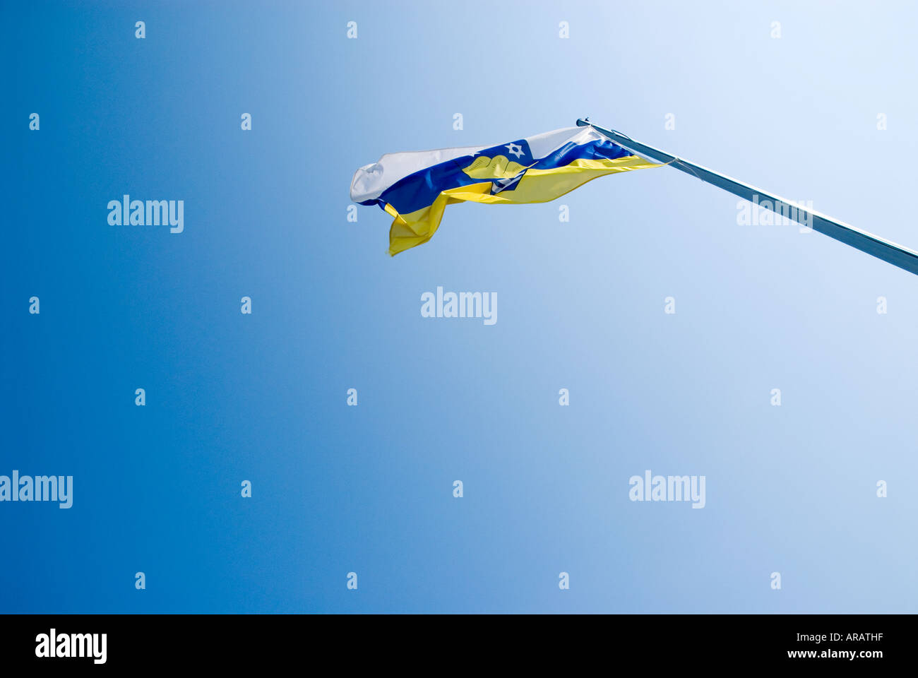 Frisian Flag gegen blauen Himmel, Juist, Deutschland Stockfoto