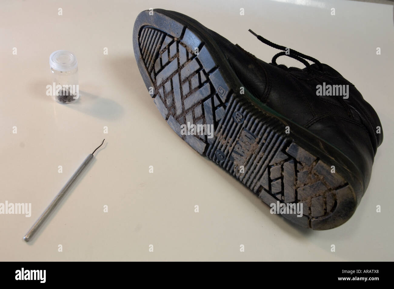 Sammlung von einer Bodenprobe von einem verdächtigen s-Boot Handschuhe sind immer getragen werden, um die Kontamination der Probe zu verhindern Stockfoto