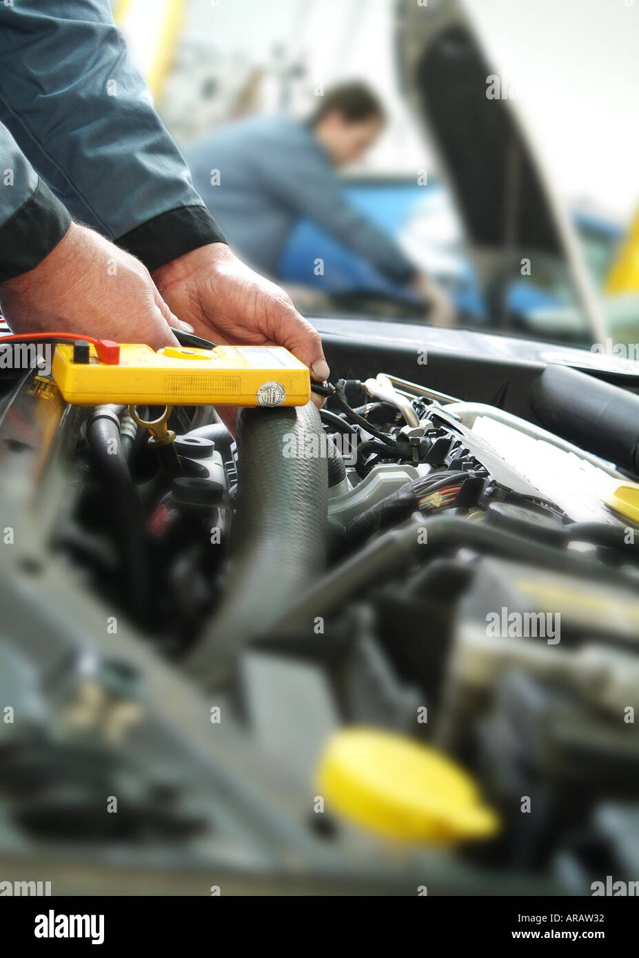 Mechaniker in der Garage, Norfolk, England Stockfoto