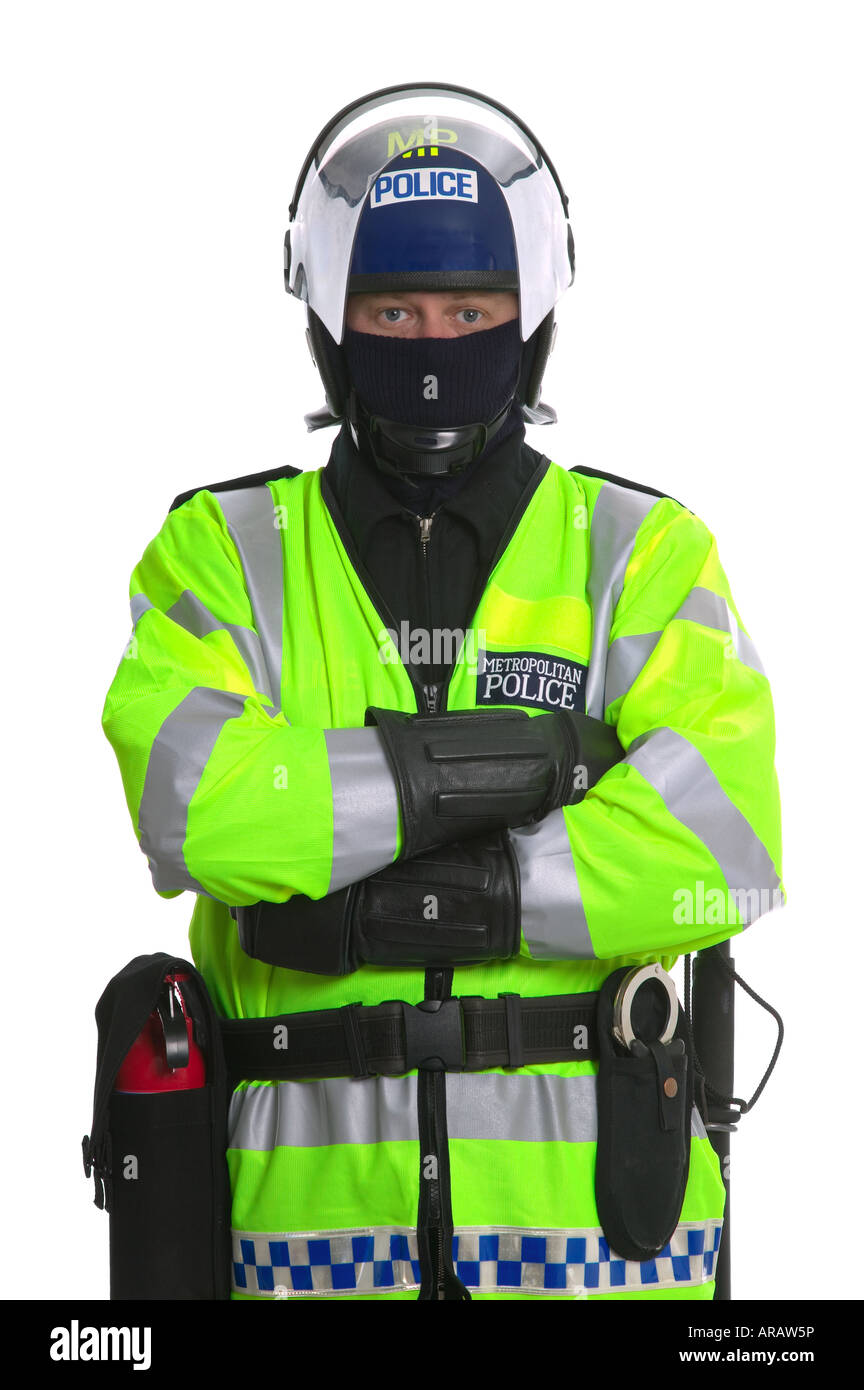Metropolitan Polizist gekleidet im öffentlichen Ordnung Gang mit dem Visier auf seinem Helm angehoben auf einem reinen weißen Hintergrund isoliert Stockfoto