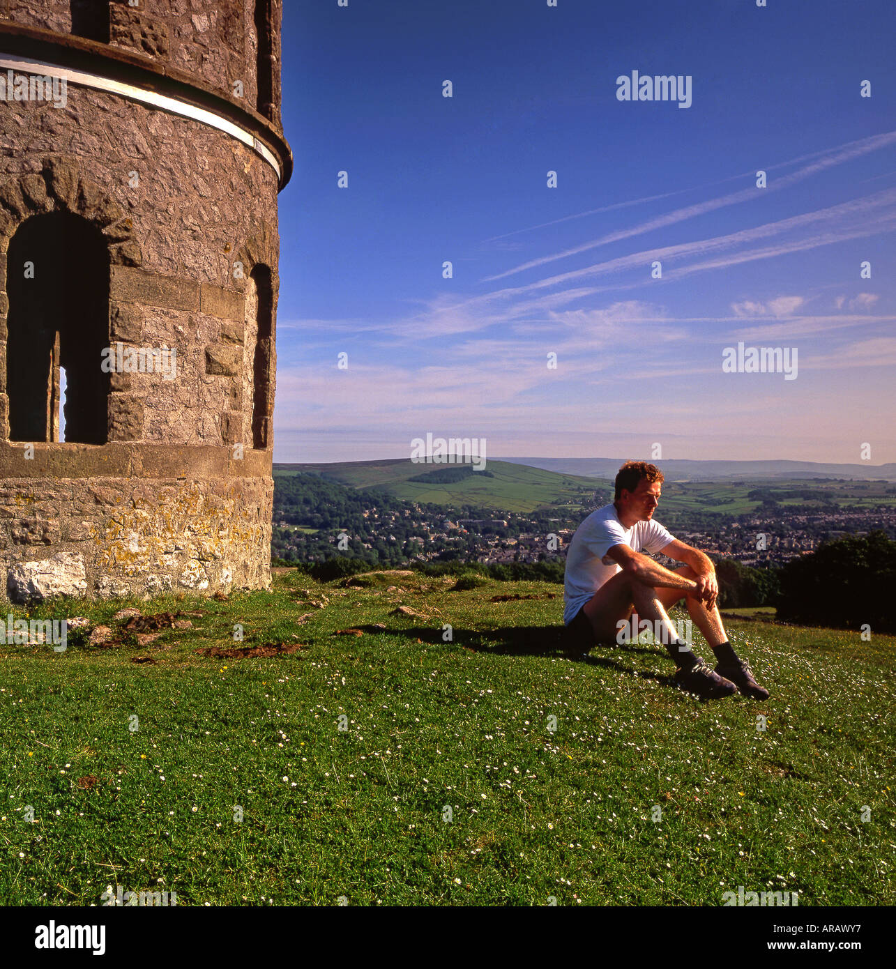 Junger Mann ruht von Solomons Tempel in der Nähe von Buxton, Peak District National Park, Derbyshire, England, Vereinigtes Königreich Stockfoto