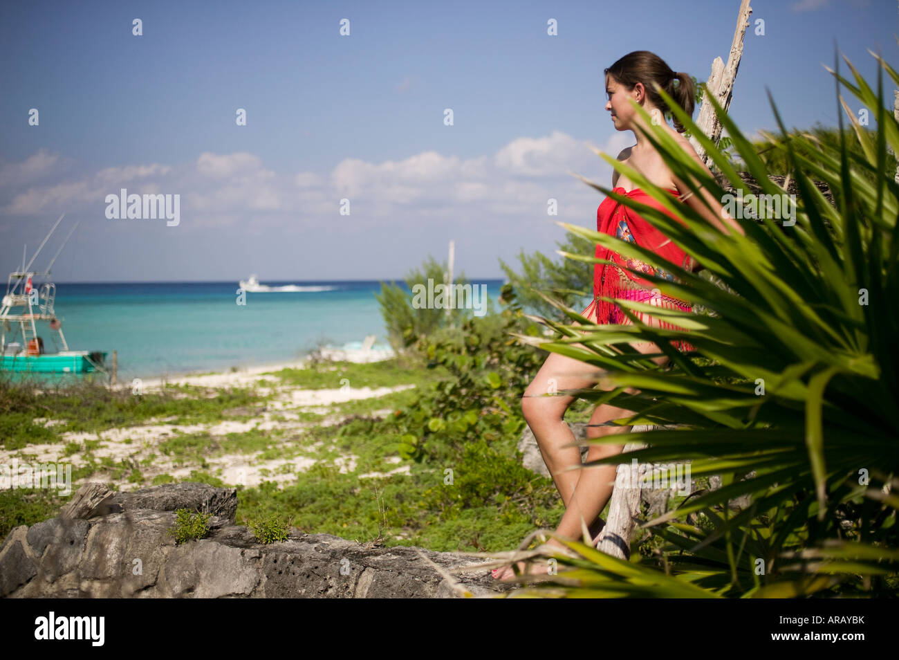Frau in rot Pareo am Strand in Cozumel Mexiko Stockfoto