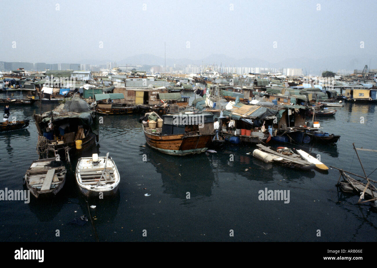 Bootshäuser im Hafen von Hong Kong Island in den 1980er Jahren Stockfoto