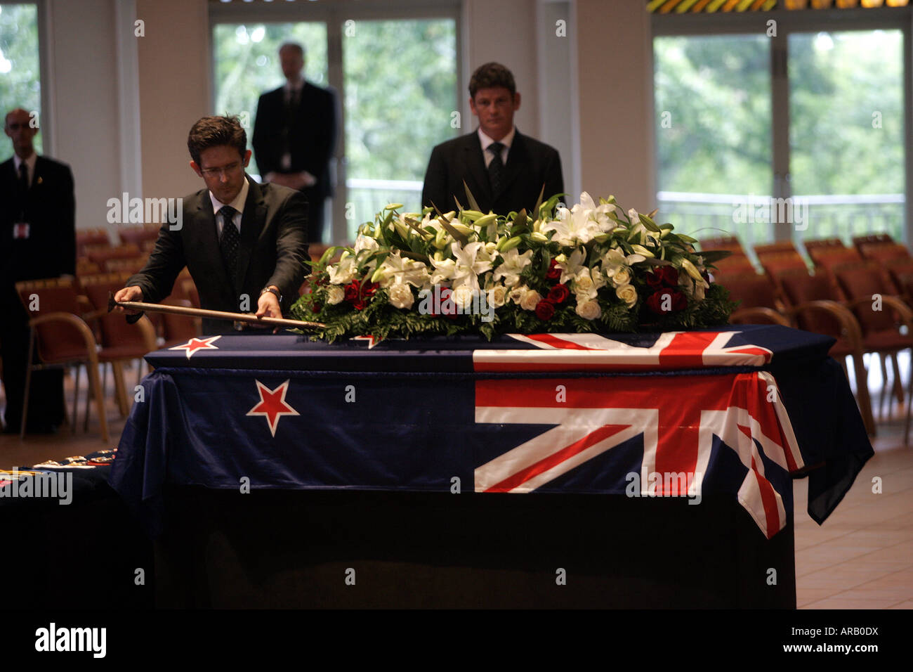 Sir Edmund Hillary Eispickel wird auf seinen Sarg gelegt, während er im Zustand vor der Beerdigung in Neuseeland Auckland Kathedrale liegt Stockfoto