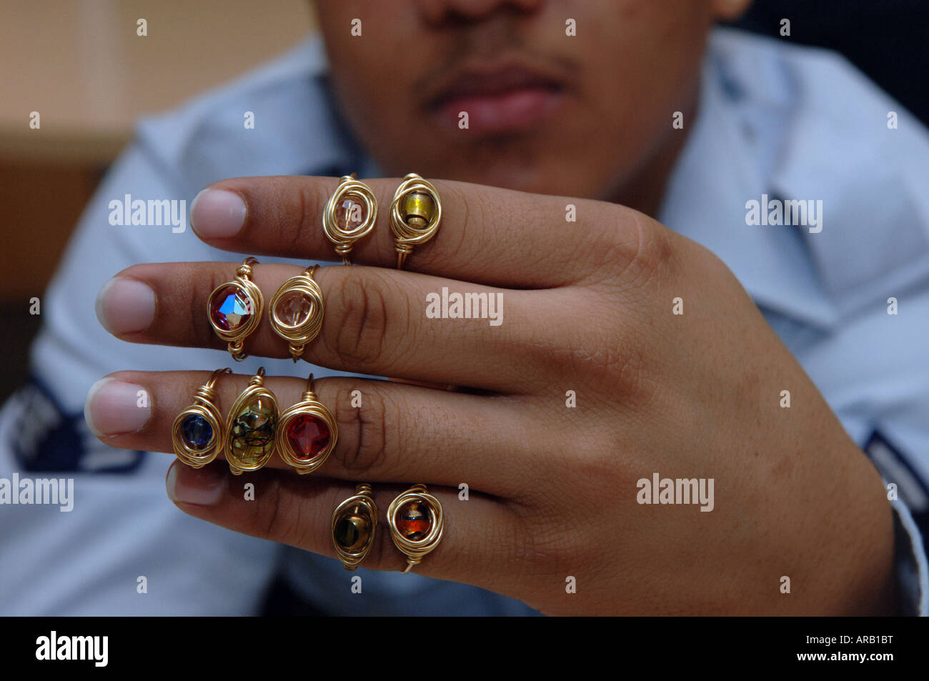 Teenager Unternehmer baut Ringe Stockfotografie - Alamy