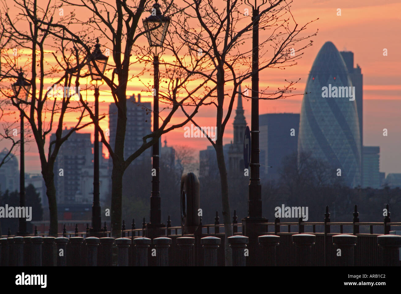 Großbritannien London City mit Gurke SwissRe Turm aus Rotherhithe Stockfoto