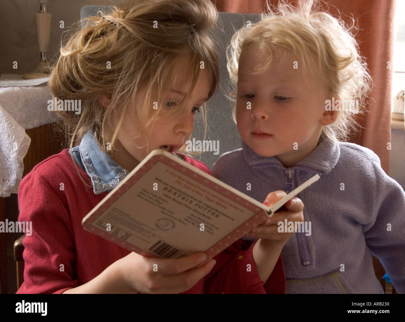 Kind-Lesebuch, ein weiteres Kind Stockfoto