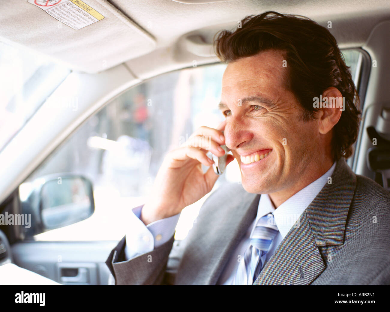 Kaufmann im Auto, mit Handy Stockfoto