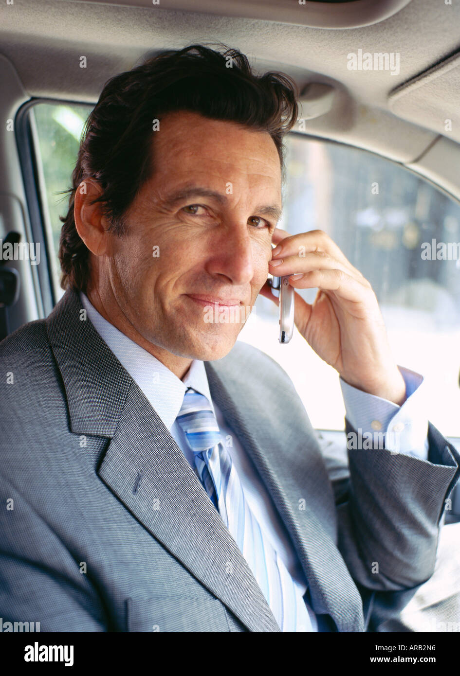 Kaufmann im Auto, mit Handy Stockfoto