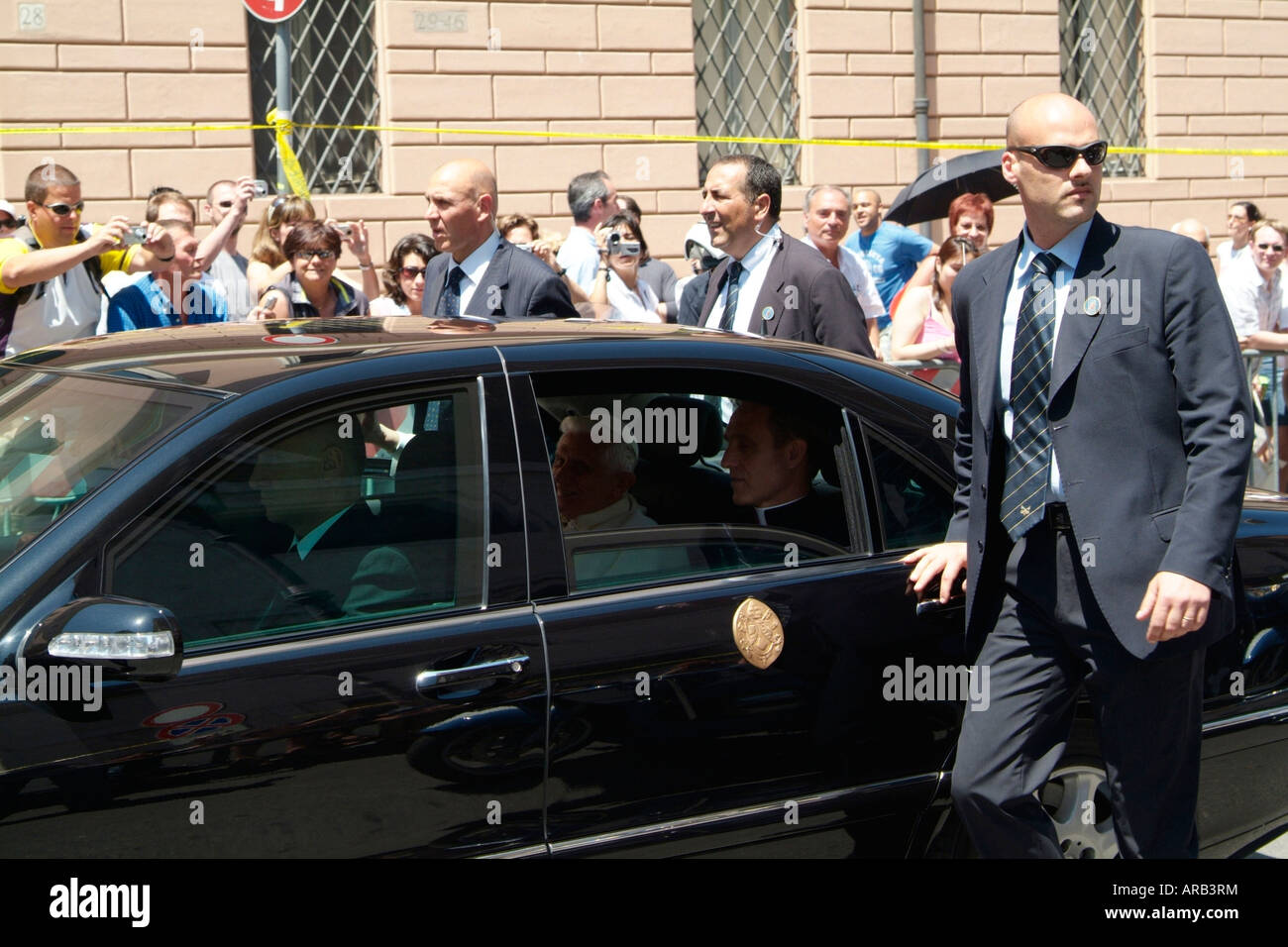 Des Papstes Auto, das in den Vatikan Stockfoto