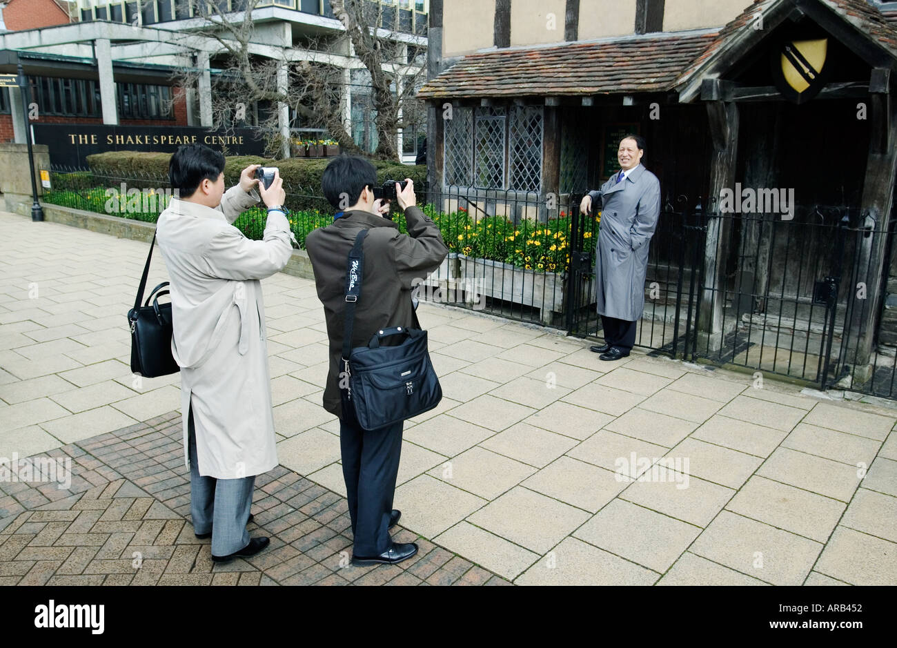 Japanische Touristen außerhalb William Shakespeare s Geburtshaus in Stratford on Avon in Warwickshire UK Stockfoto