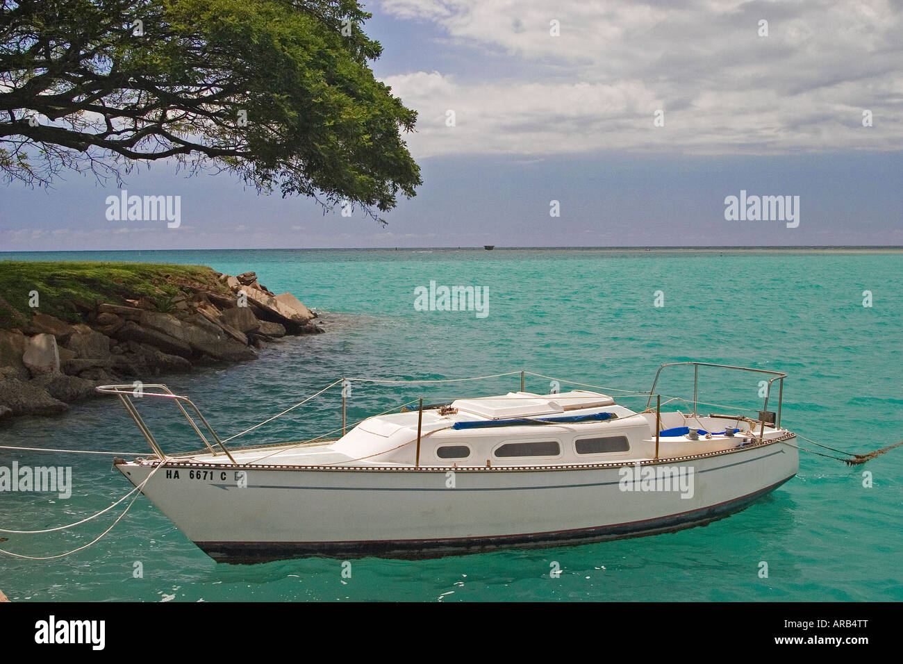 Kleine Yacht vor Anker in einem tropischen Paradies Stockfoto