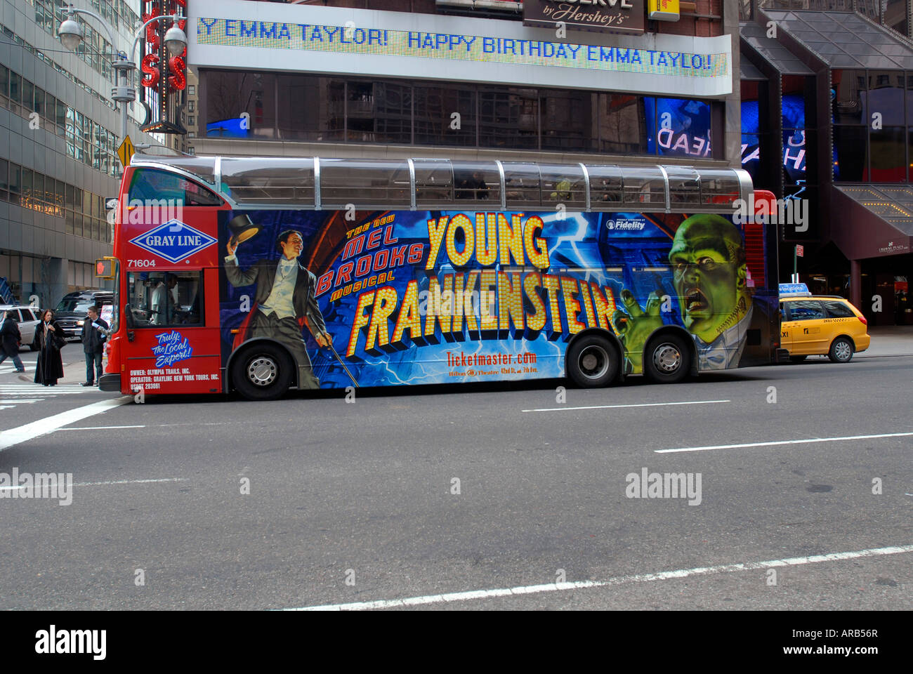Ein Tour-Bus wirbt, dass Mel Brooks neuer musikalischer Young Frankenstein hit Stockfoto